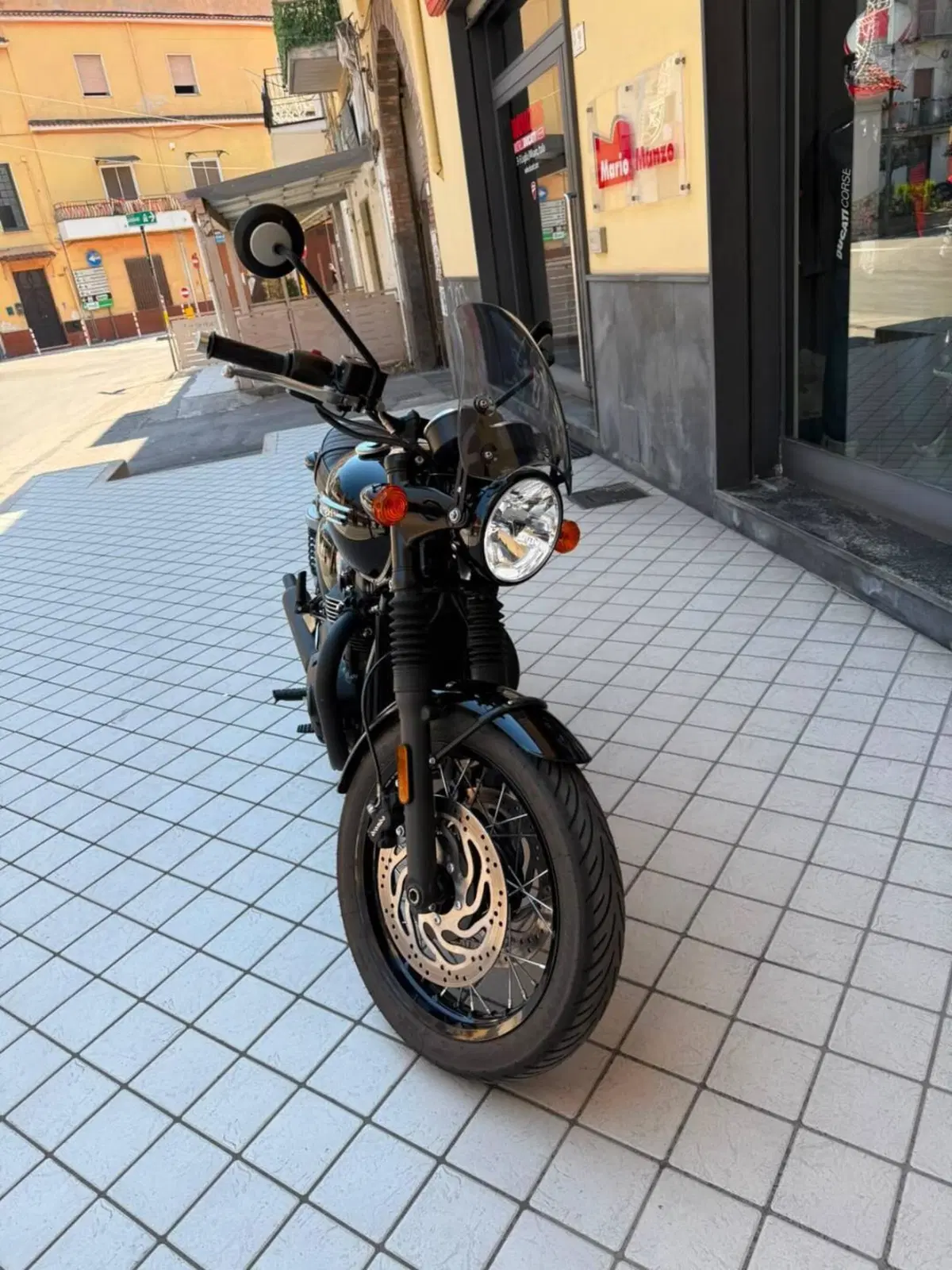 Triumph Bonneville T120 Black (2021 - 25) (3)