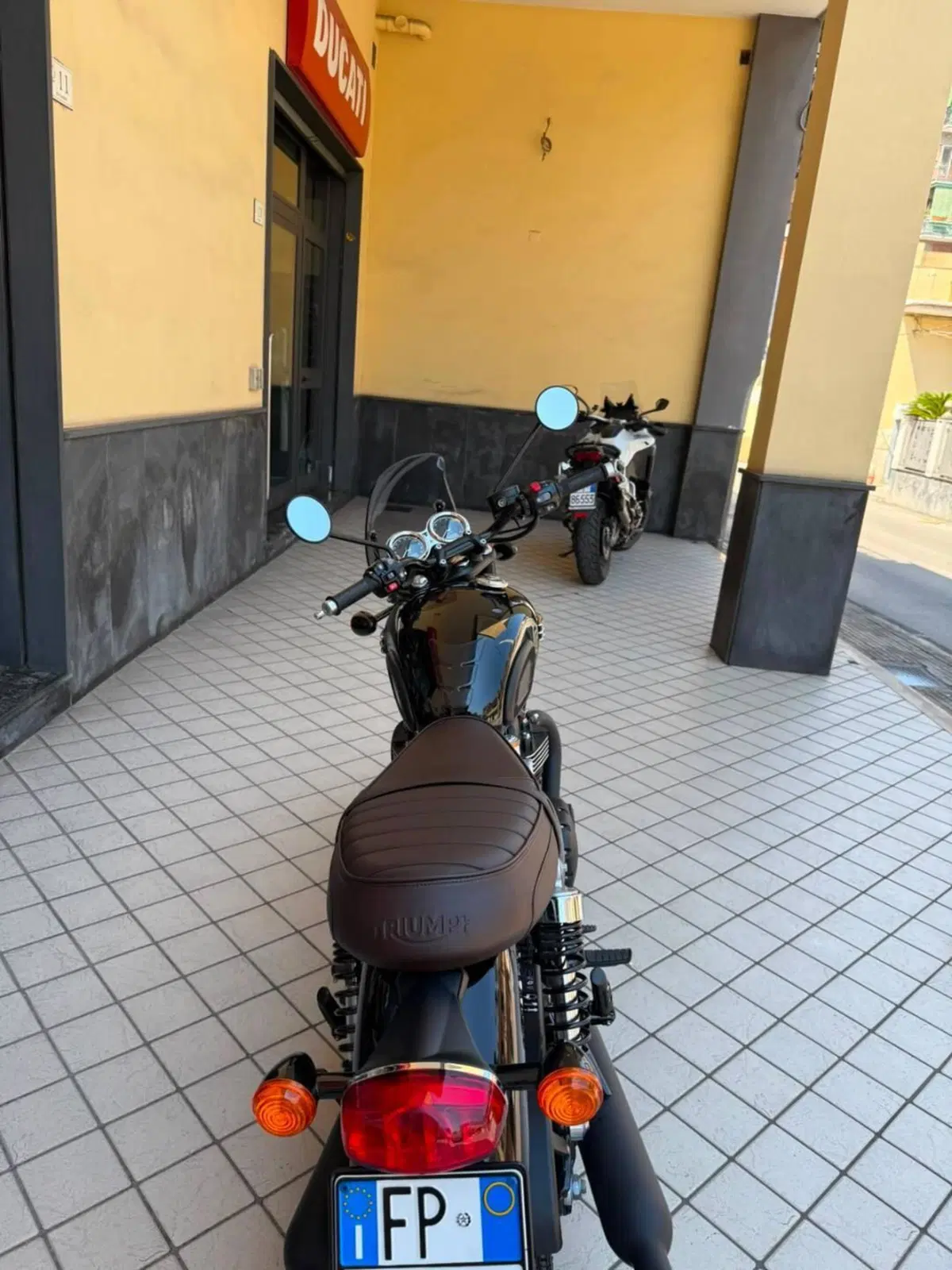 Triumph Bonneville T120 Black (2021 - 25) (4)
