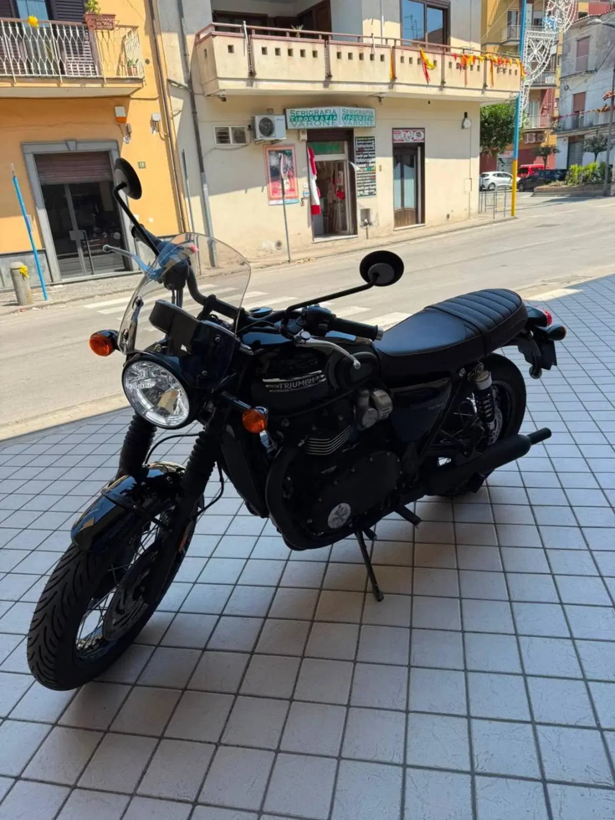 Triumph Bonneville T120 Black (2021 - 25) (5)