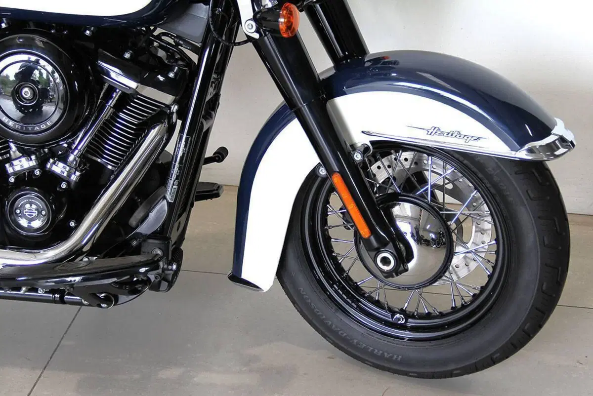 Harley-Davidson 107 Heritage Classic (2018 - 19) - FLHC (2)