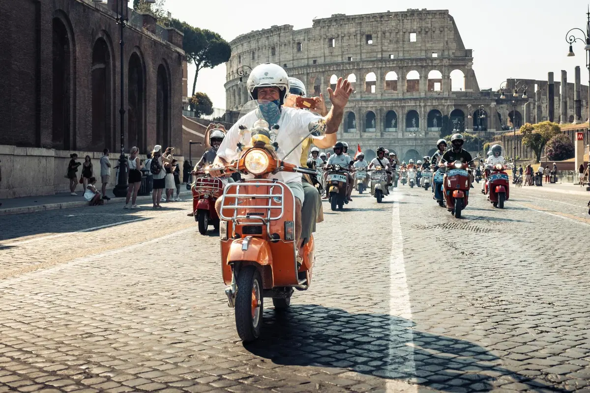 L'abbraccio di Roma alla Vespa, per celebrare gli 80 anni del mito! [VIDEO e GALLERY]