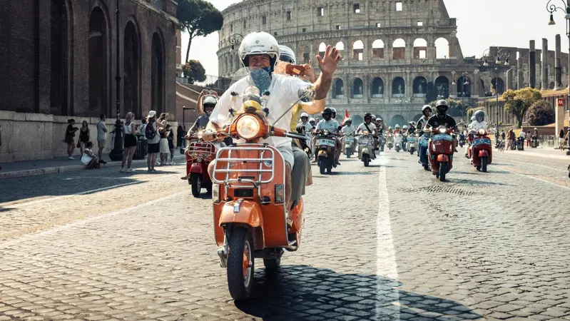 L'abbraccio di Roma alla Vespa, per celebrare gli 80 anni del mito! [VIDEO e GALLERY]