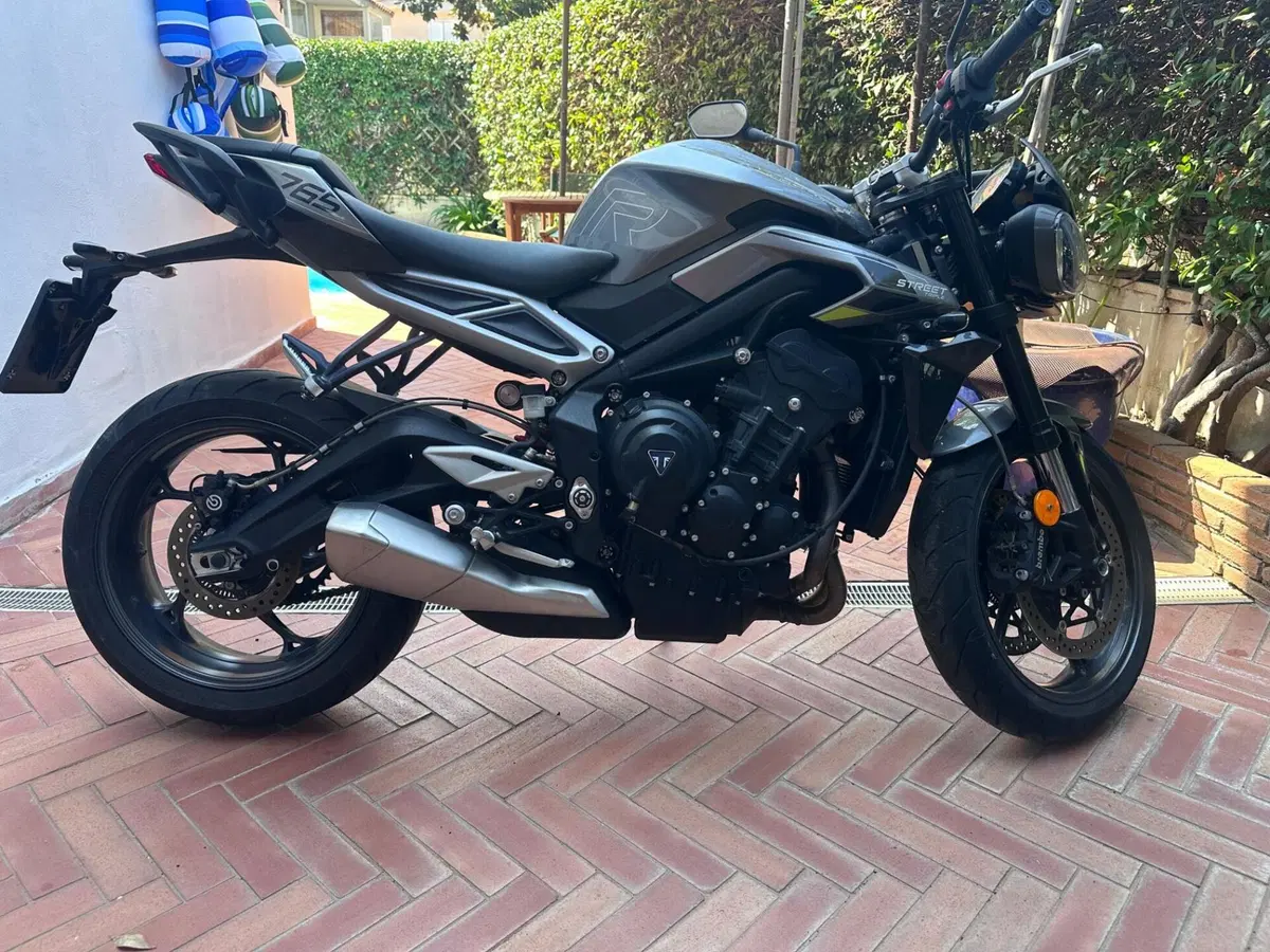 Triumph Street Triple 765 R (2023 - 26) (2)