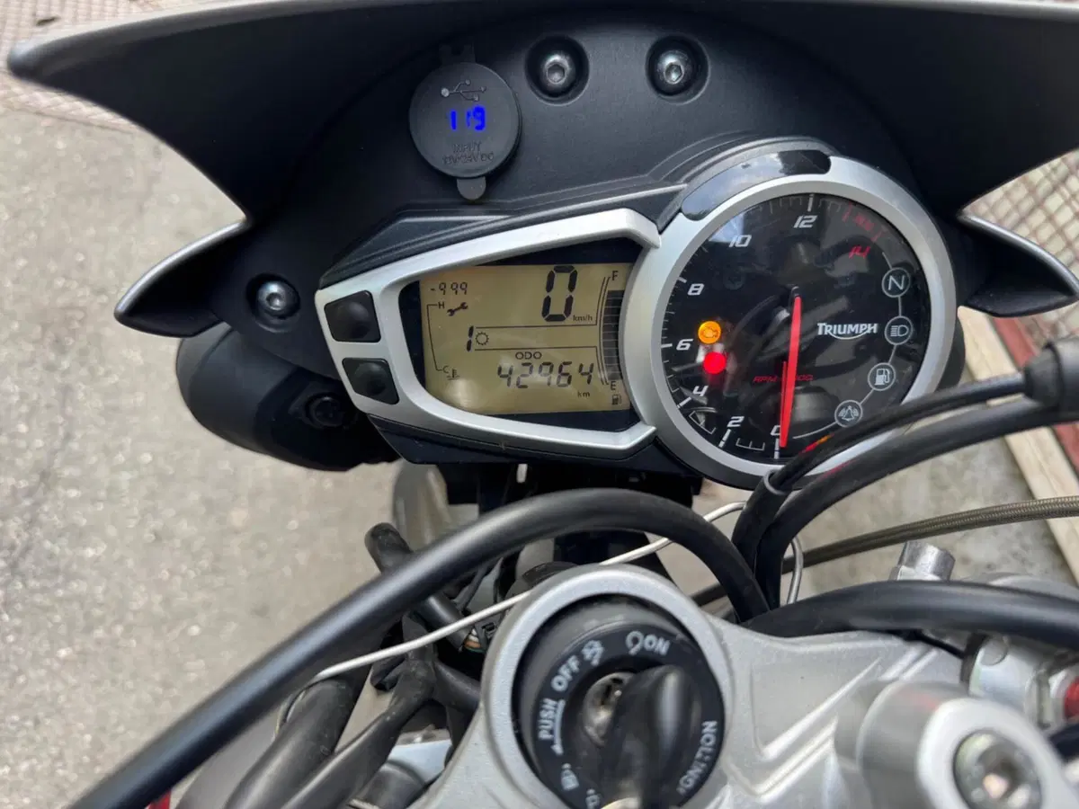 Triumph Street Triple R (2013 - 14) (5)