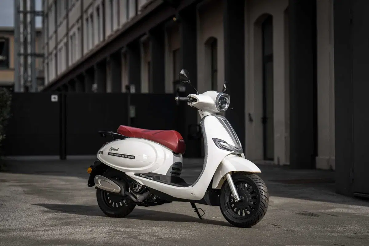 Arriva UM Carmel 125, stile retrò (3)