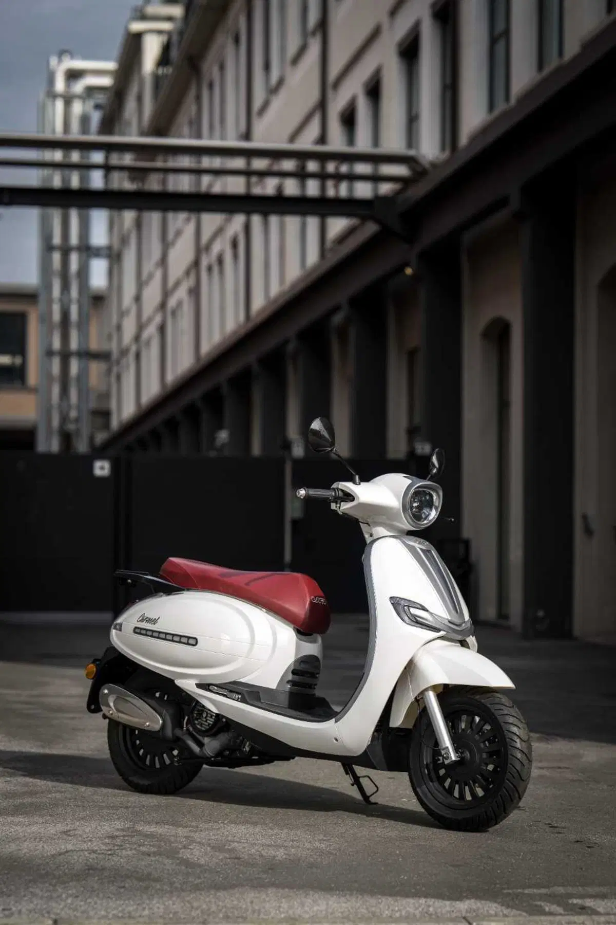 Arriva UM Carmel 125, stile retrò (4)