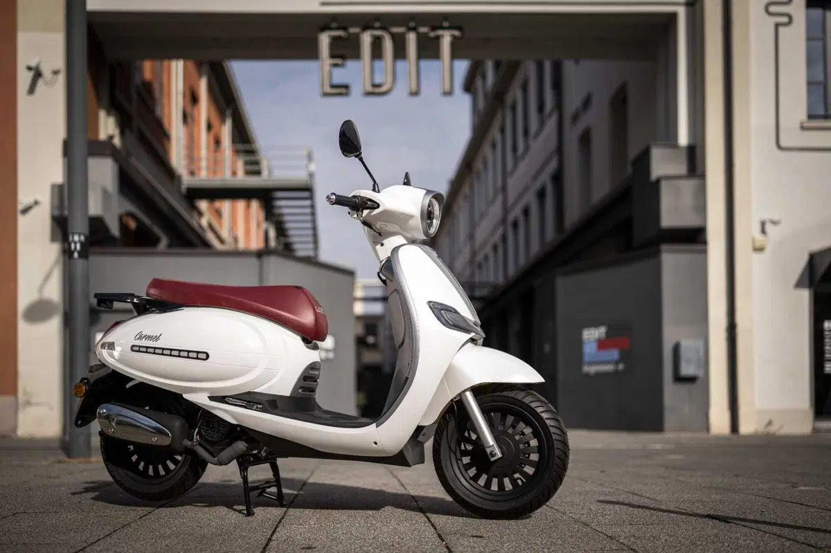 Arriva UM Carmel 125, stile retrò (5)