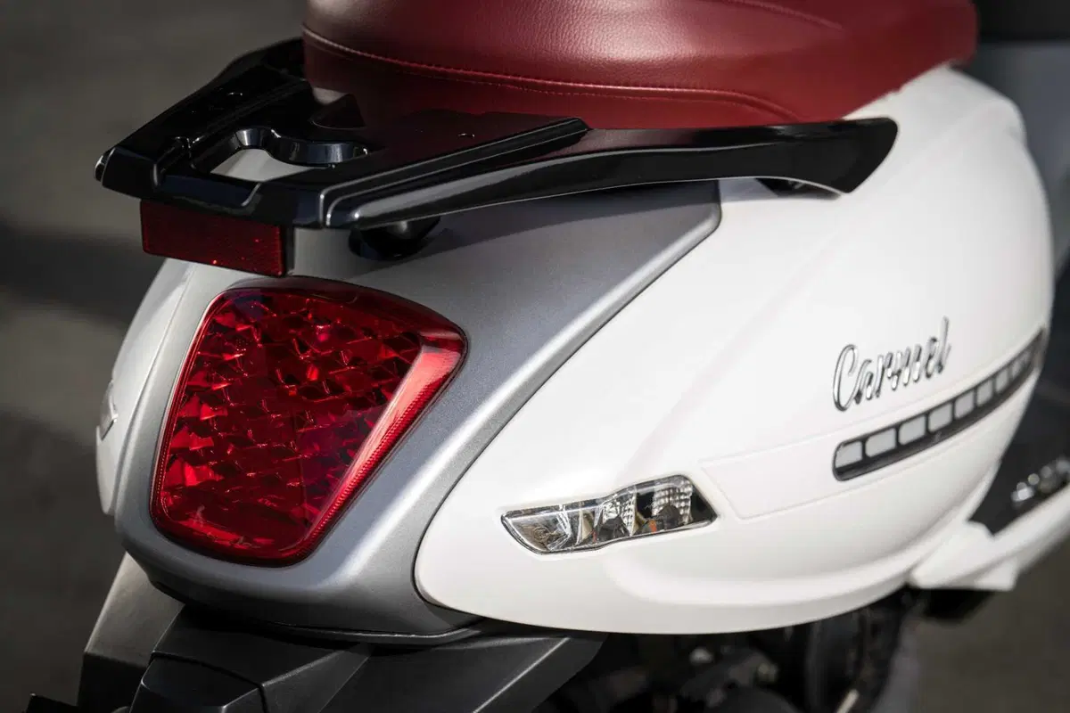 Arriva UM Carmel 125, stile retrò (7)