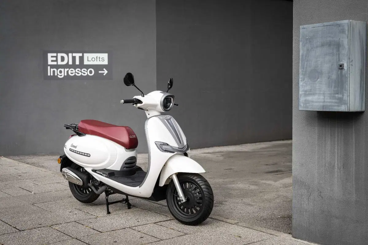 Arriva UM Carmel 125, stile retrò (8)