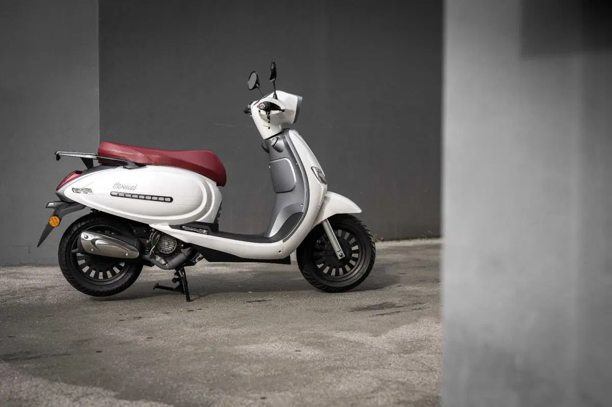 Arriva UM Carmel 125, stile retrò (9)