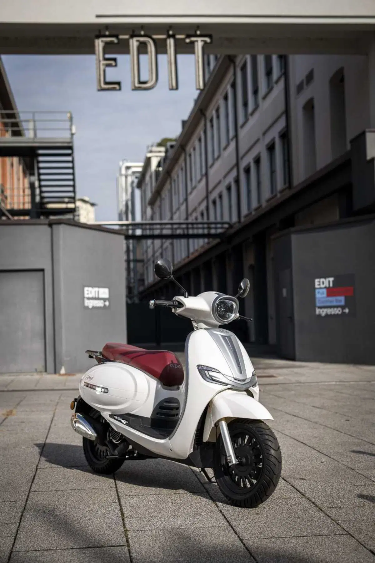 Arriva UM Carmel 125, stile retrò (10)