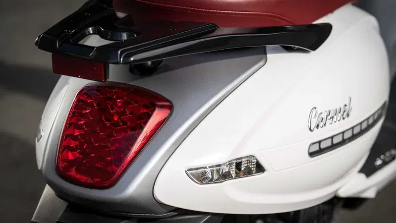 Arriva UM Carmel 125, stile retr&ograve;