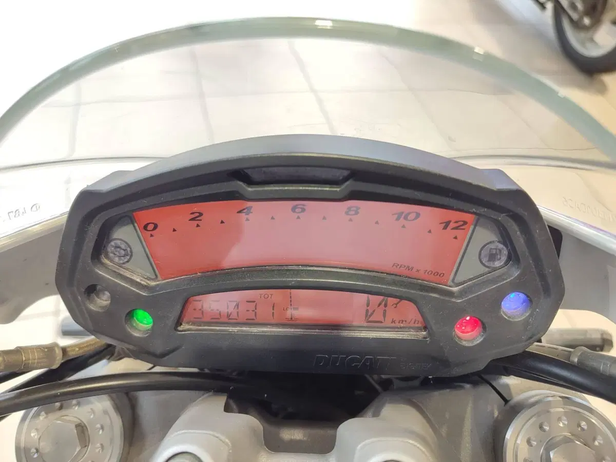 Ducati Monster 696 (2008 - 13) (4)