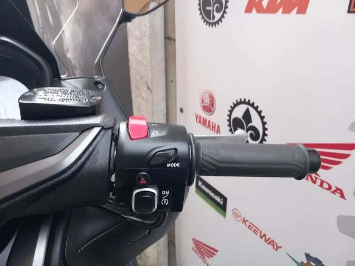 Yamaha T-Max 560 Tech Max (2021) (14)
