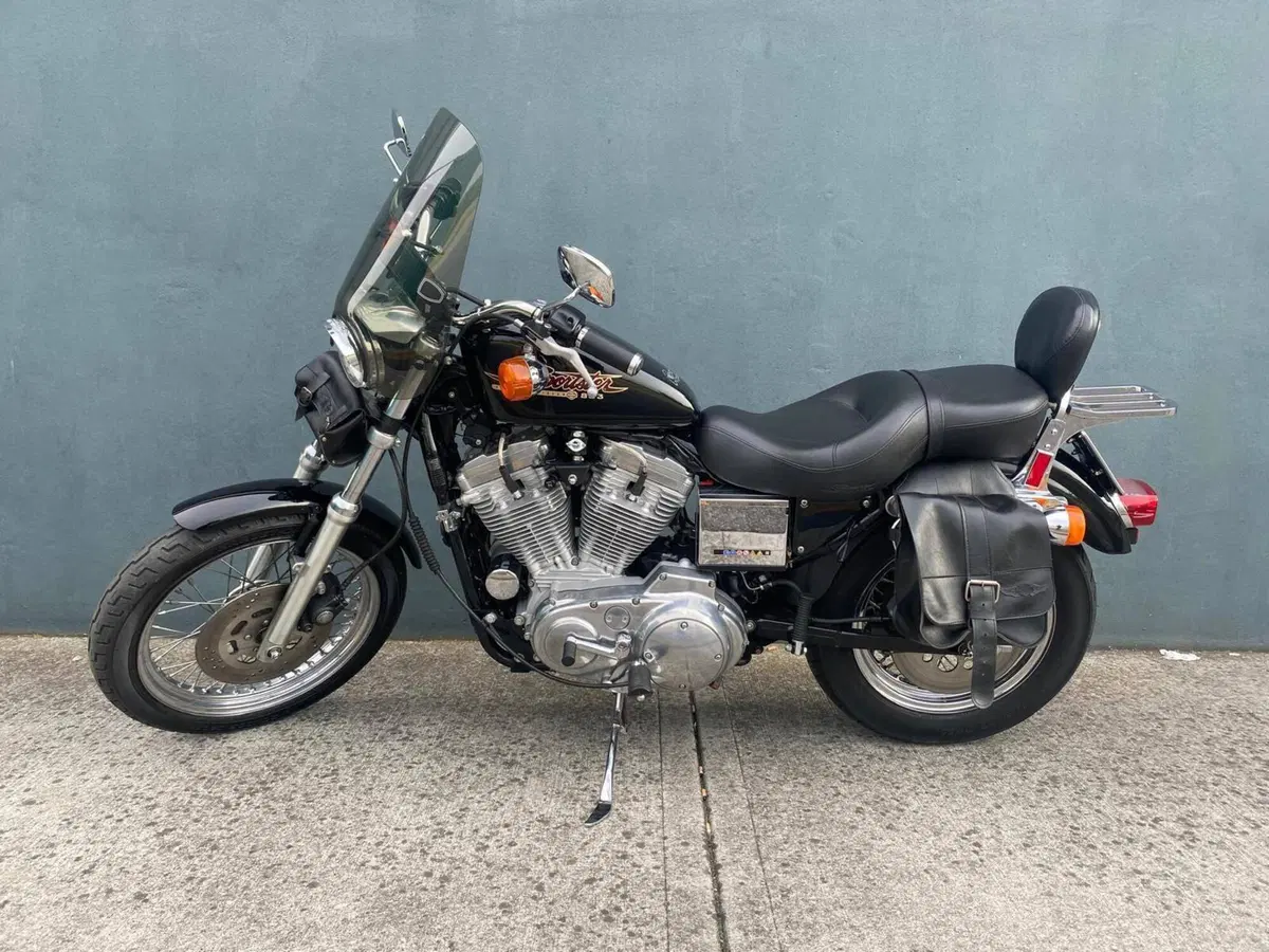 Harley-Davidson 883 Hugger (1994 - 00) - XLH
