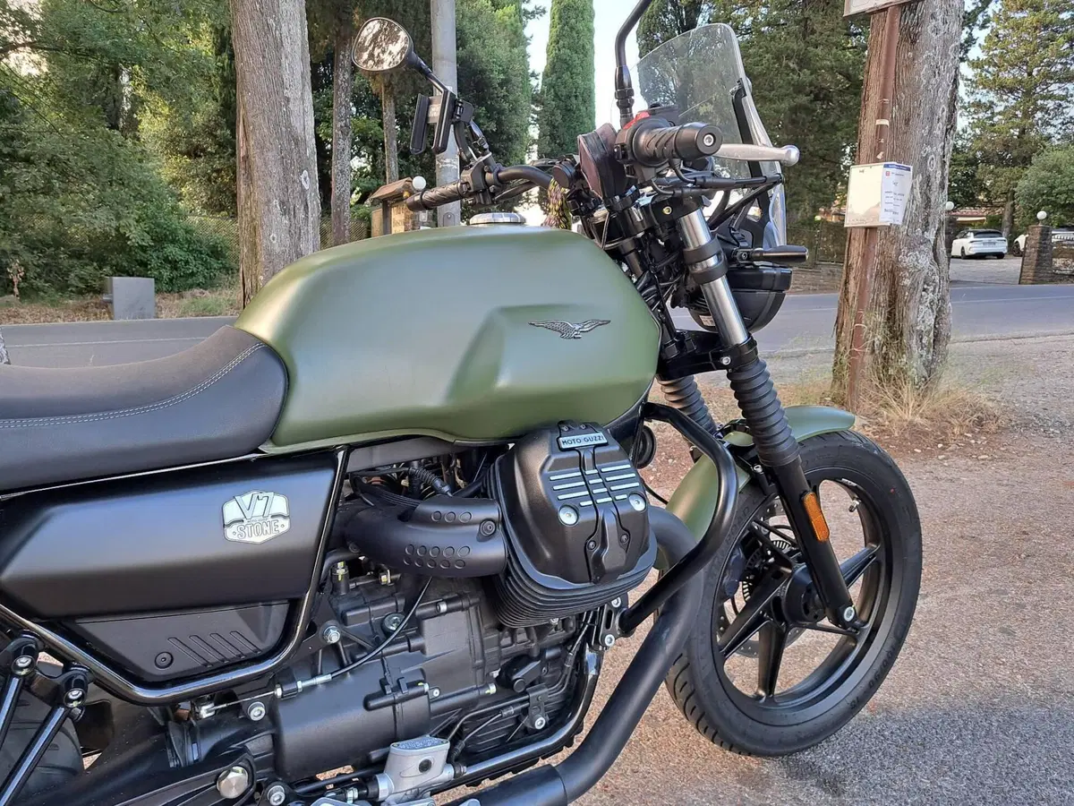Moto Guzzi V7 Stone (2021 - 24) (3)