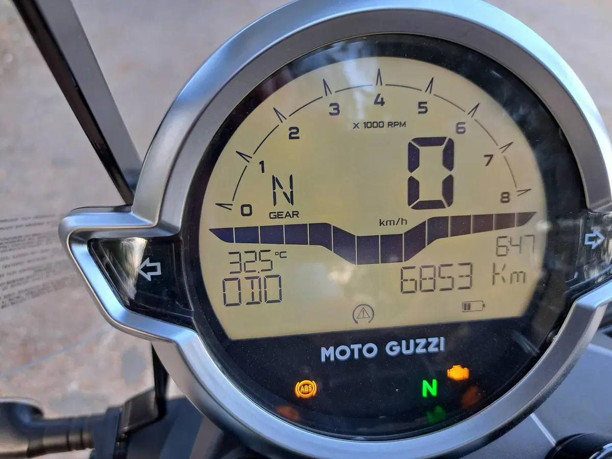 Moto Guzzi V7 Stone (2021 - 24) (7)