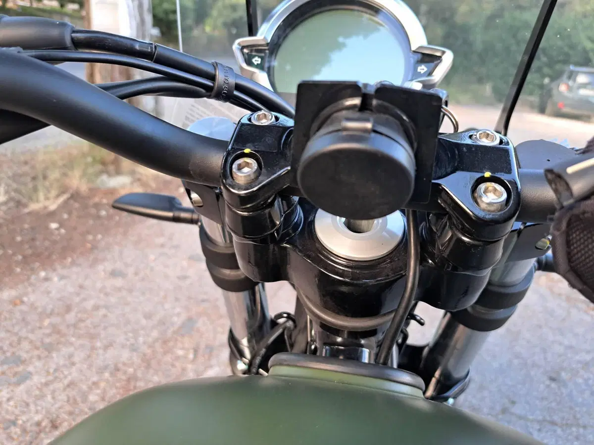 Moto Guzzi V7 Stone (2021 - 24) (10)