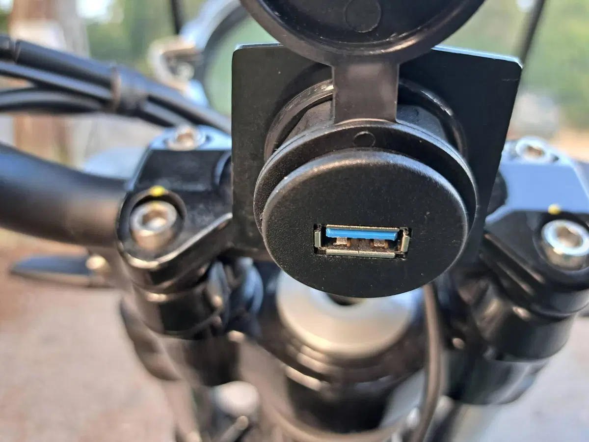 Moto Guzzi V7 Stone (2021 - 24) (11)
