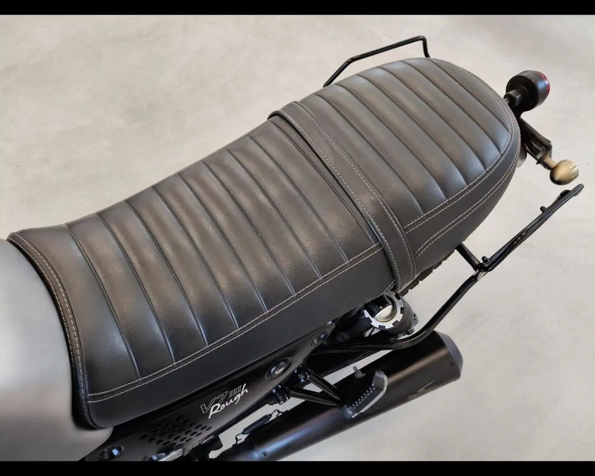 Moto Guzzi V7 III Rough (2018 - 20) (21)