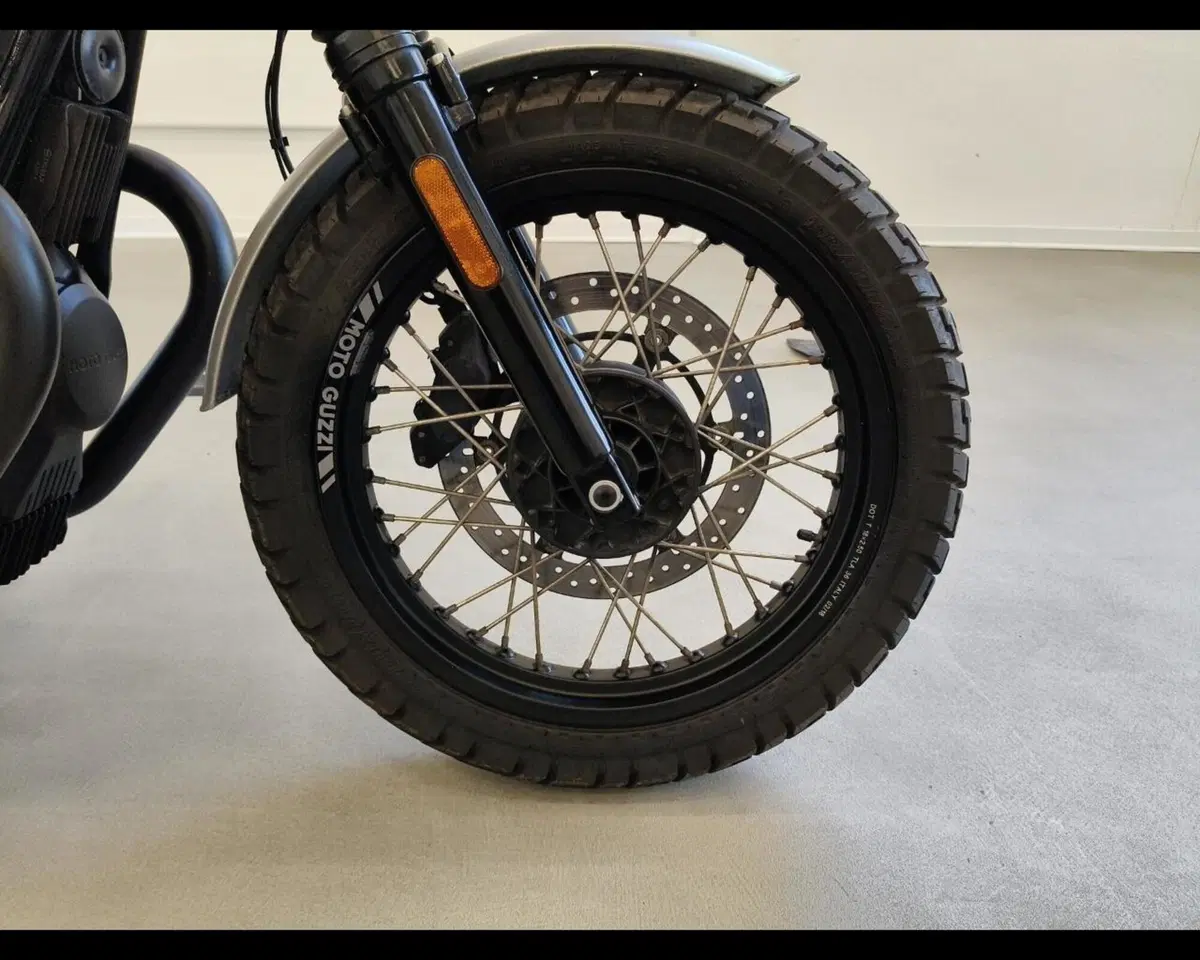 Moto Guzzi V7 III Rough (2018 - 20) (8)