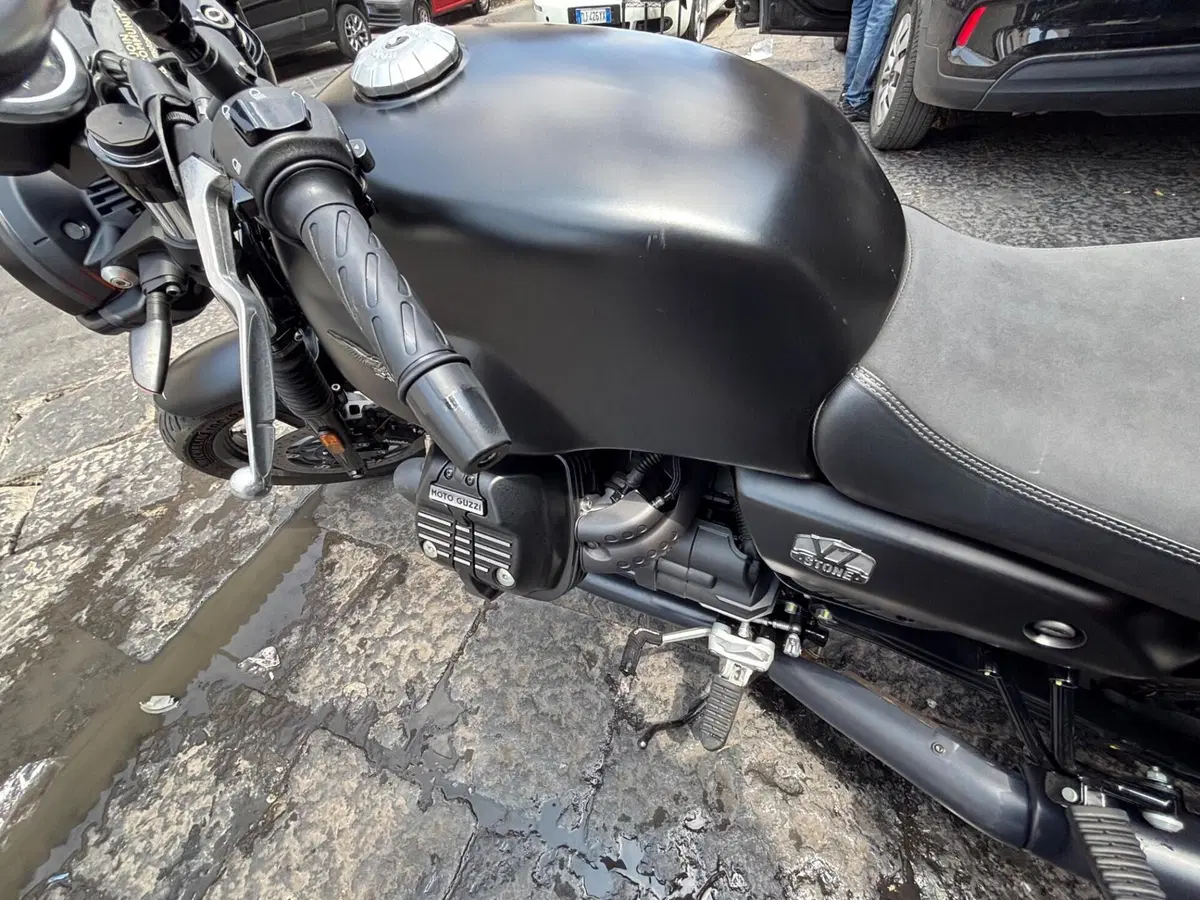 Moto Guzzi V7 Stone (2021 - 24) (2)