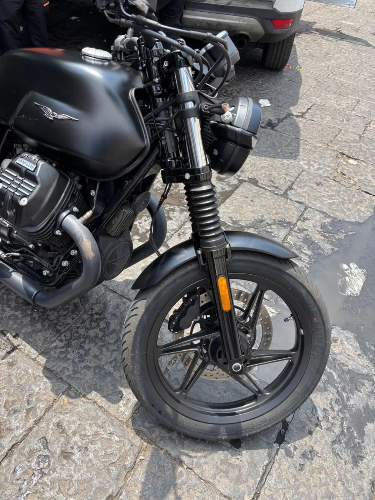 Moto Guzzi V7 Stone (2021 - 24) (4)