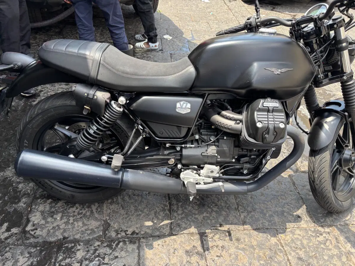 Moto Guzzi V7 Stone (2021 - 24) (5)