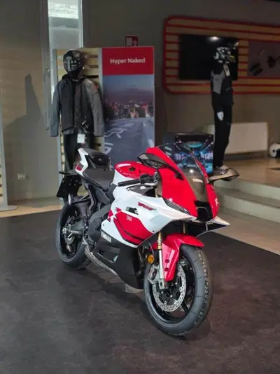 Yamaha YZF R9 70th (2026) usata