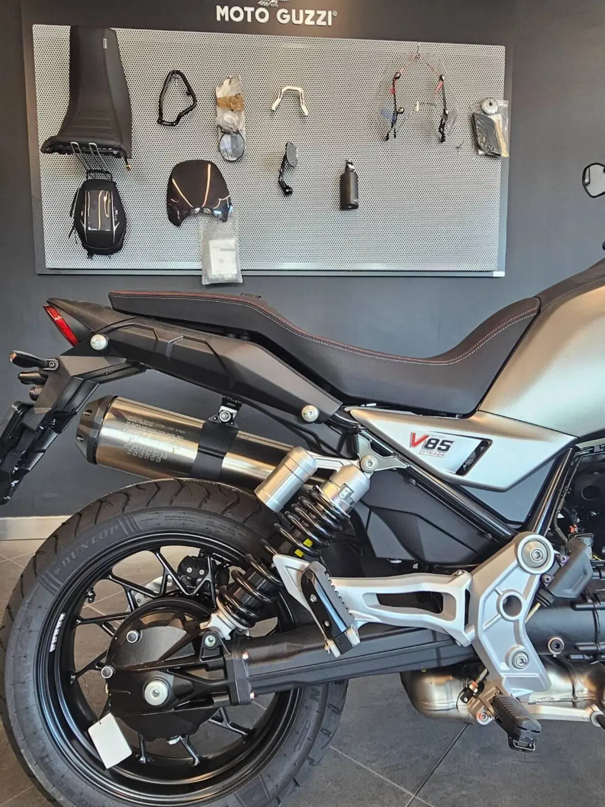 Moto Guzzi V85 Strada (2024 - 26) (2)