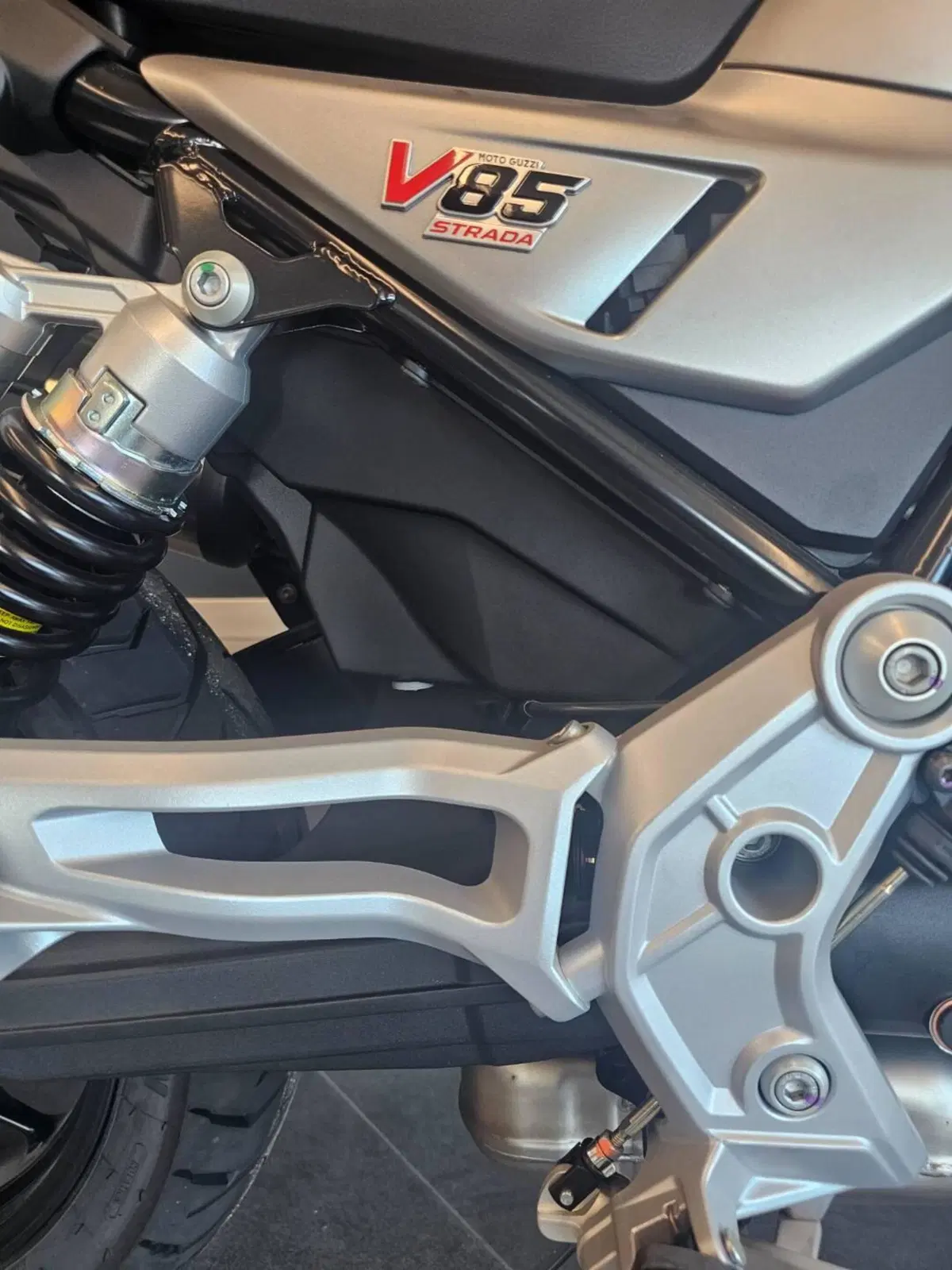 Moto Guzzi V85 Strada (2024 - 26) (3)