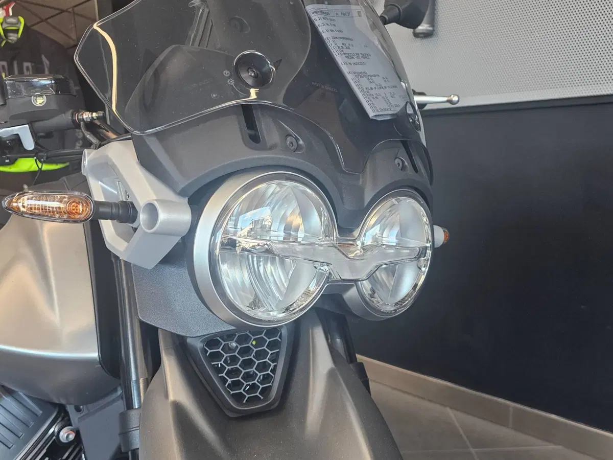 Moto Guzzi V85 Strada (2024 - 26) (6)