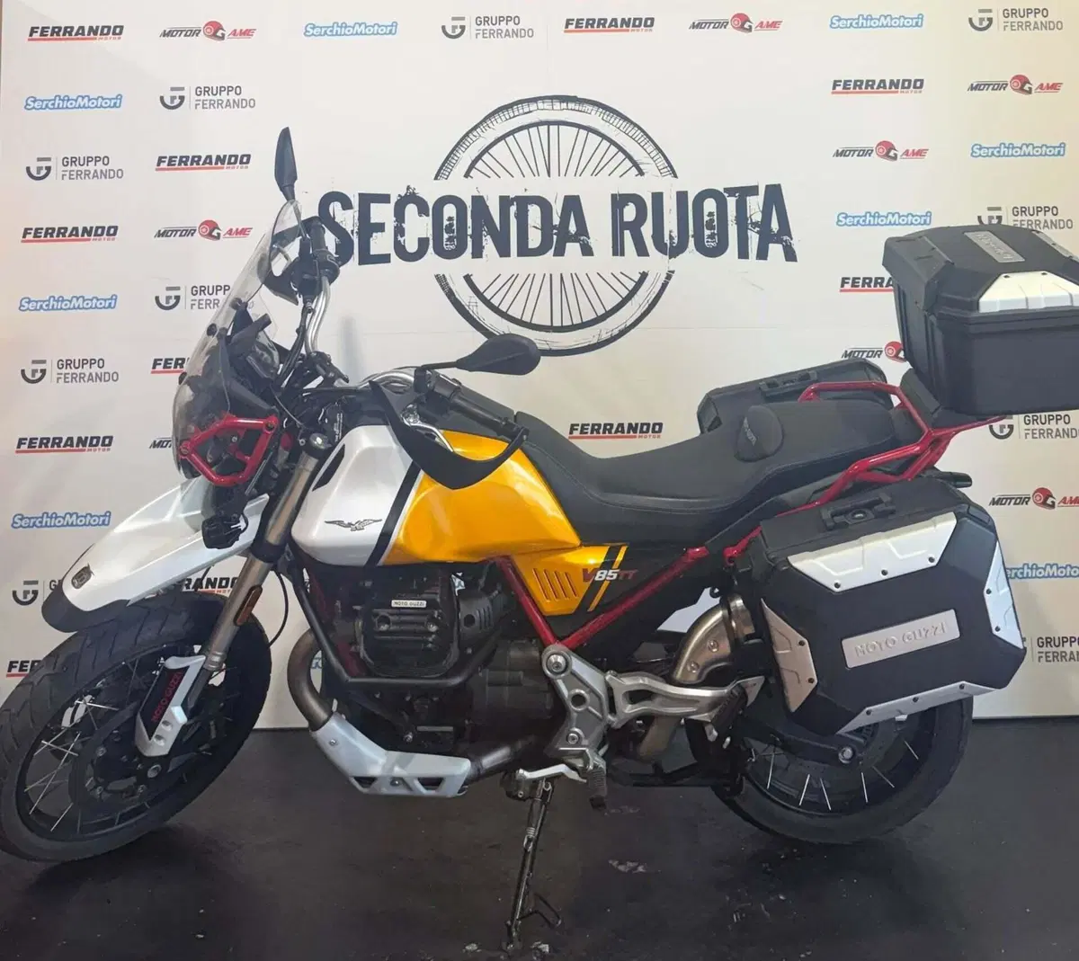 Moto Guzzi V85 TT Evocative Graphics (2021 - 23) (2)