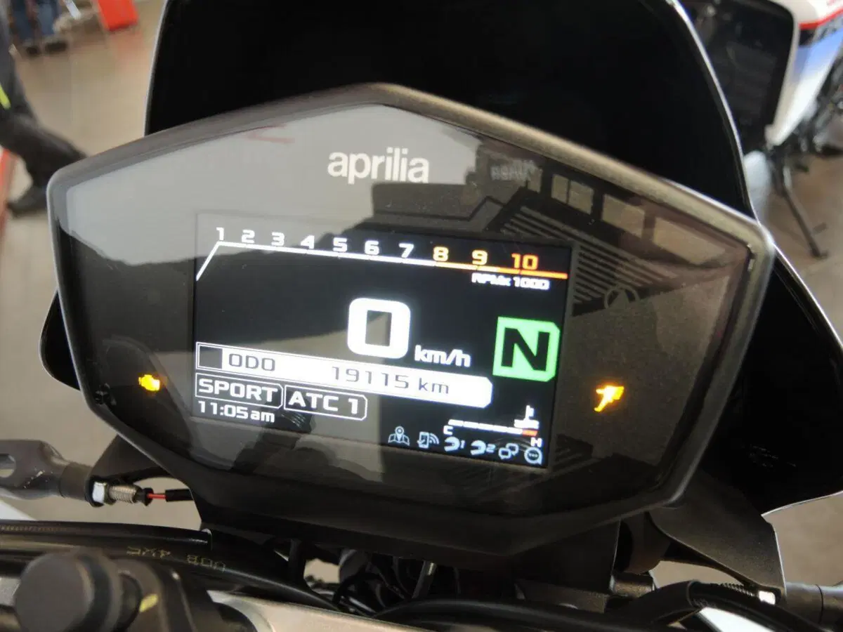 Aprilia Dorsoduro 900 (2017 - 20) (5)