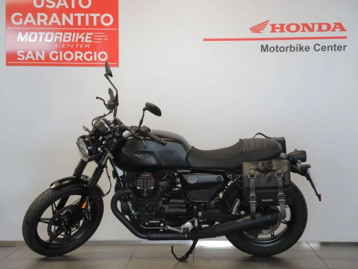 Moto Guzzi V7 Stone (2025 - 26)