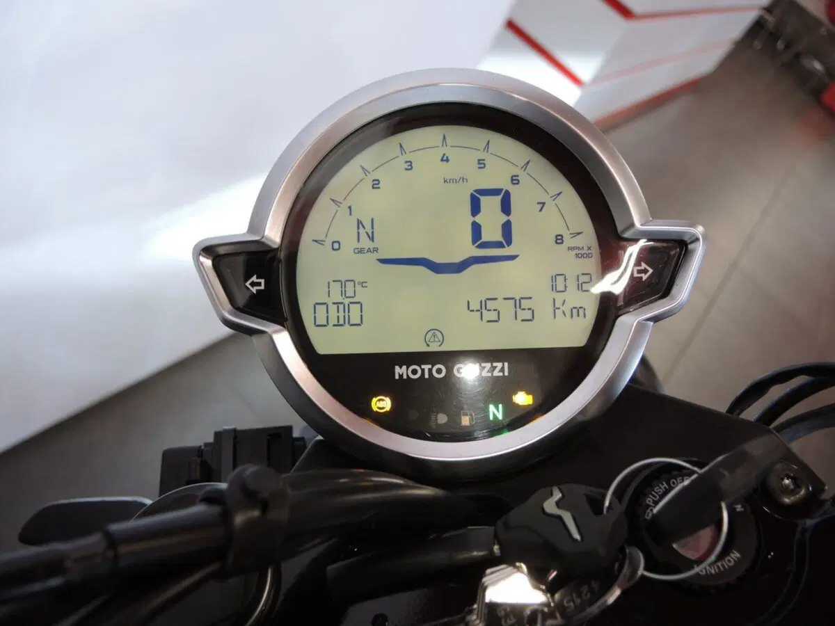 Moto Guzzi V7 Stone (2025 - 26) (5)