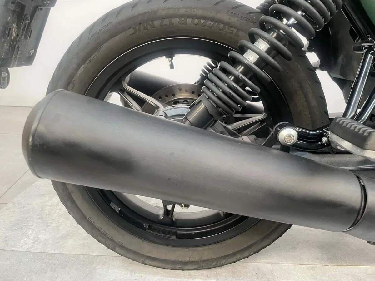 Moto Guzzi V7 Stone Centenario (2021 - 22) (13)