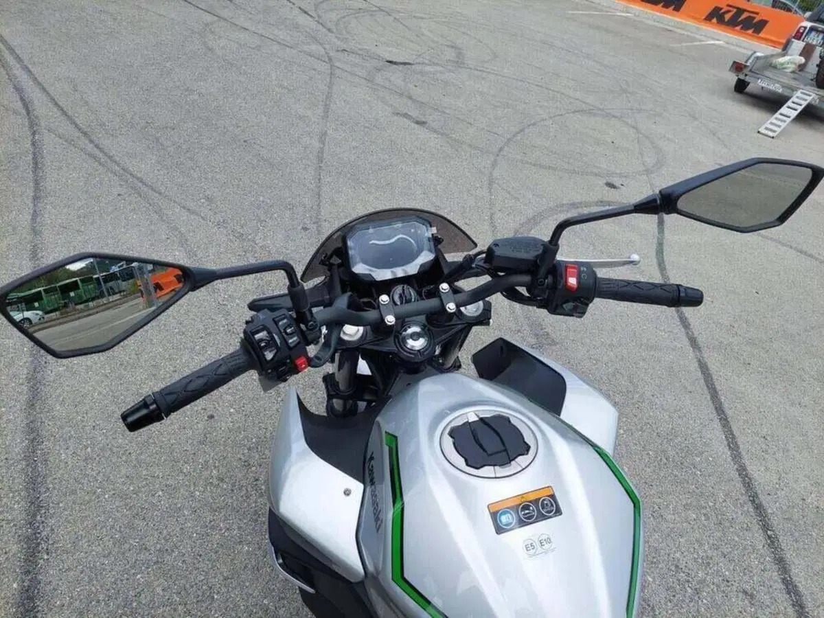 Kawasaki Z7 Hybrid (2024 - 26) (10)