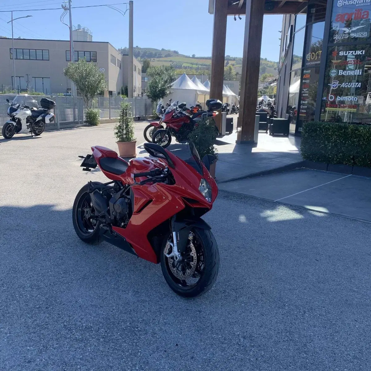 MV Agusta F3 800 Rosso (2021 - 23) (3)