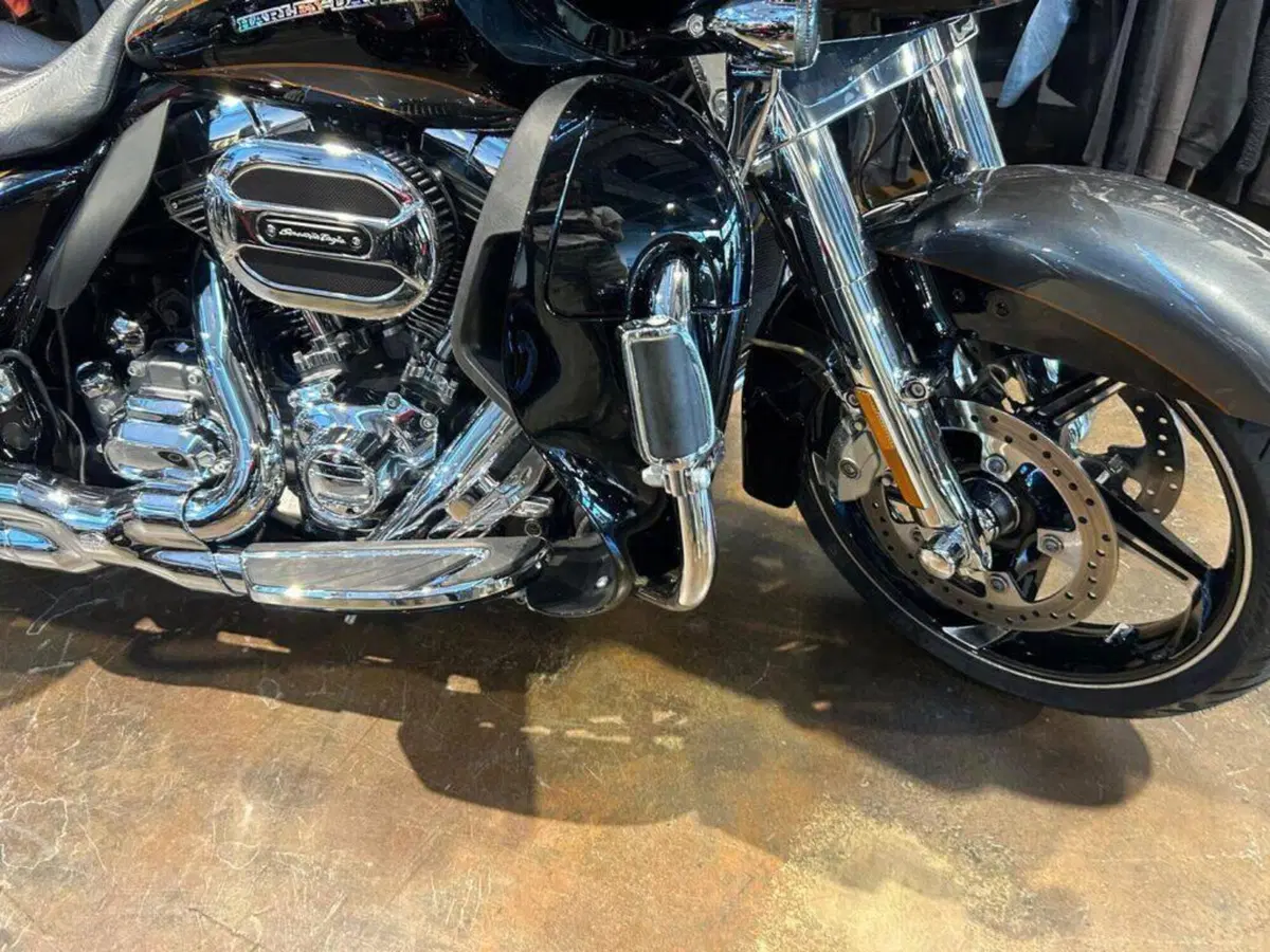 Harley-Davidson 1800 Road Glide Ultra (2014 - 16) - FLTRUSE (4)