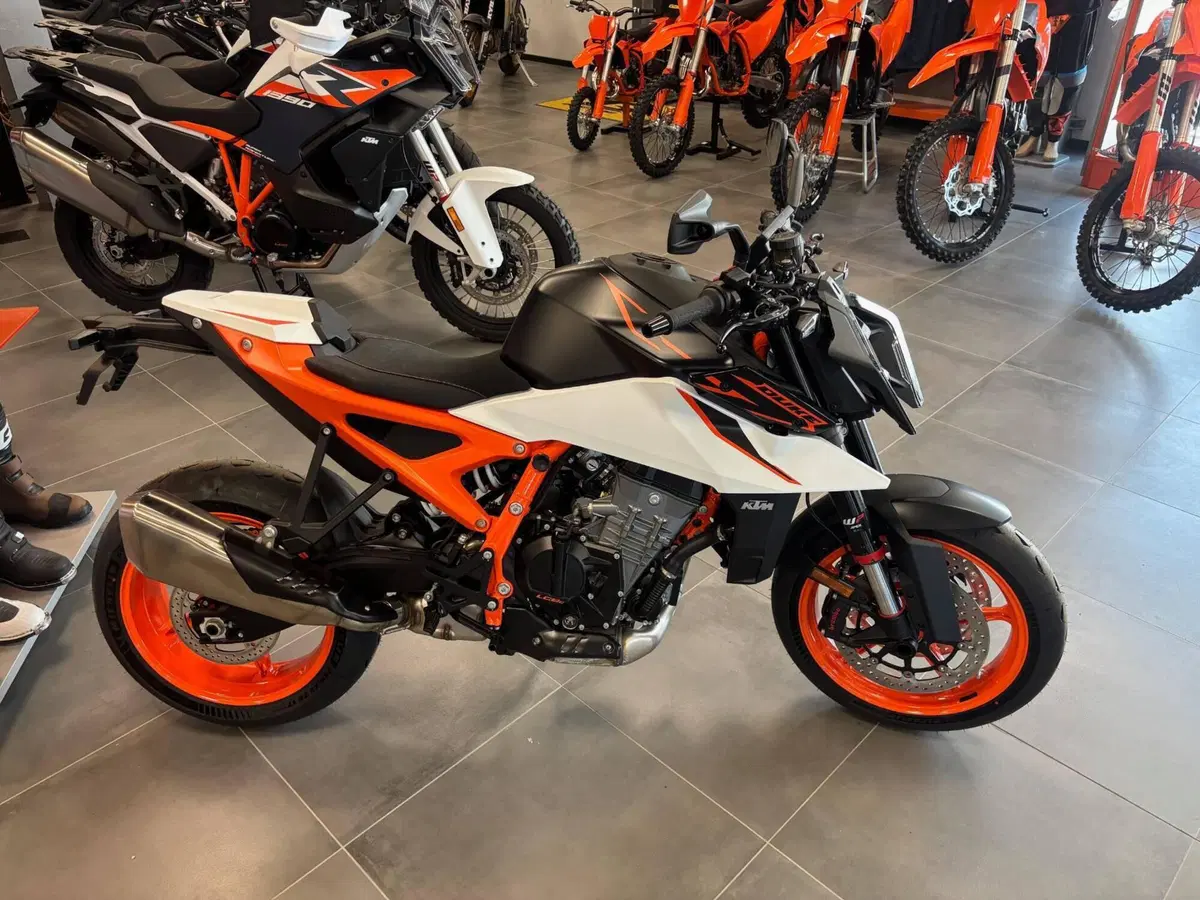 KTM 990 Duke R (2026)