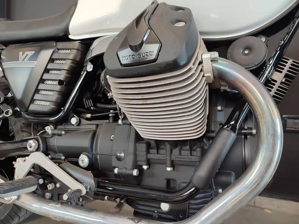 Moto Guzzi V7 Stone (2012 - 15) (3)