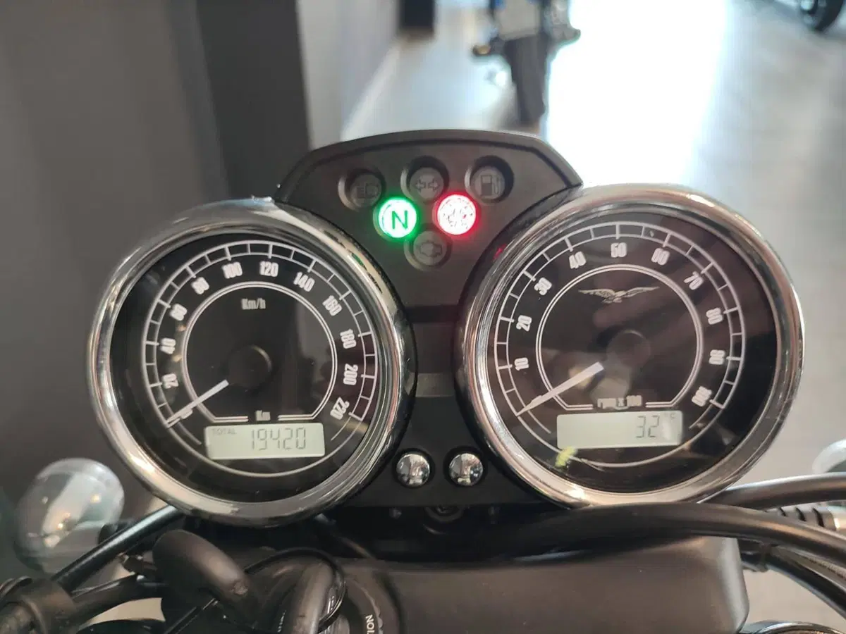 Moto Guzzi V7 Stone (2012 - 15) (4)