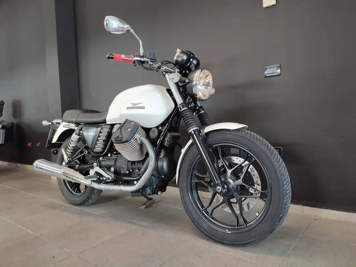 Moto Guzzi V7 Stone (2012 - 15) (7)