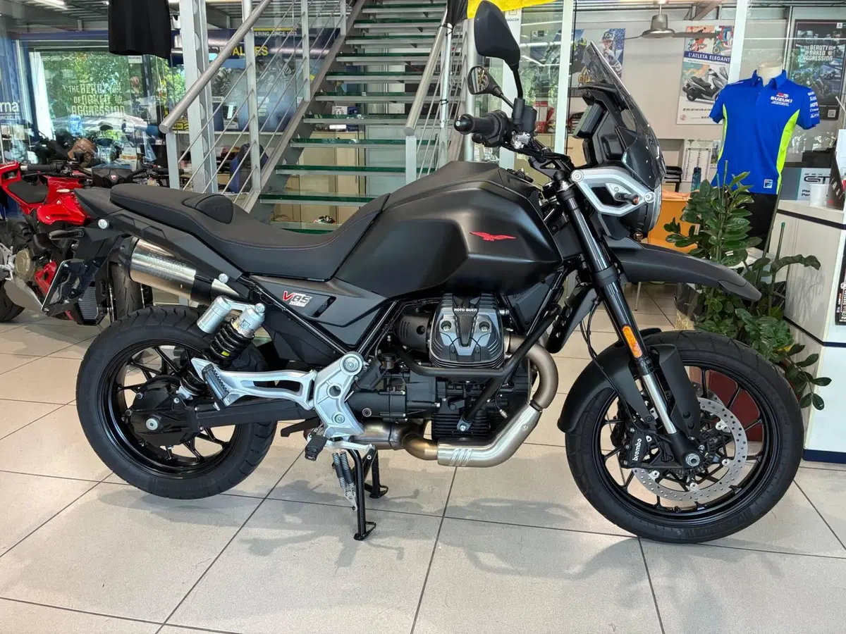Moto Guzzi V85 Strada (2024 - 26)