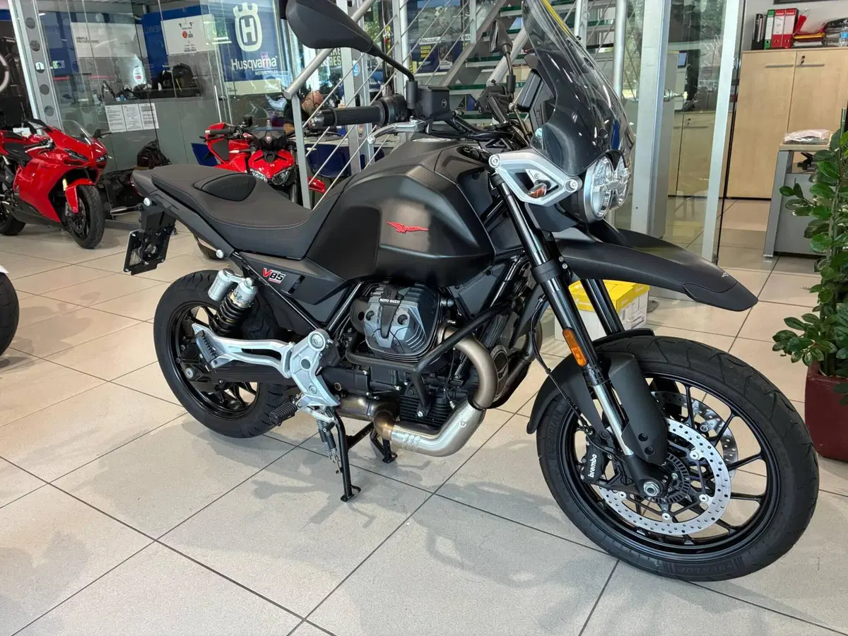 Moto Guzzi V85 Strada (2024 - 26) (2)