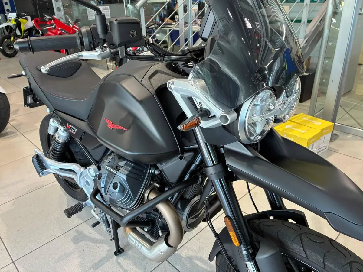 Moto Guzzi V85 Strada (2024 - 26) (3)