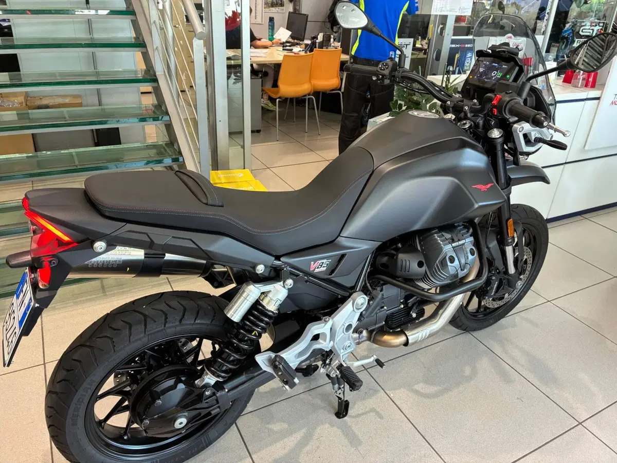 Moto Guzzi V85 Strada (2024 - 26) (6)