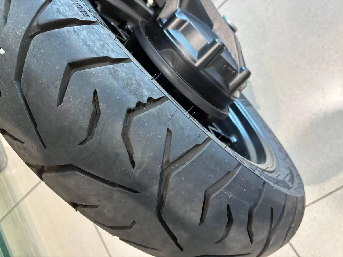 Moto Guzzi V85 Strada (2024 - 26) (7)