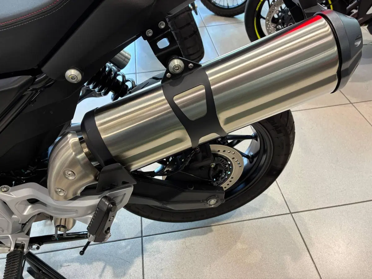 Moto Guzzi V85 Strada (2024 - 26) (9)